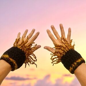 VTG Hand-knit cuffs by Nikki Borodi - funky fringes